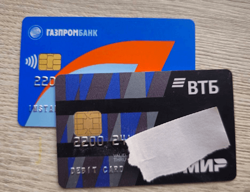 3 банковские карты не арестовываю приставы